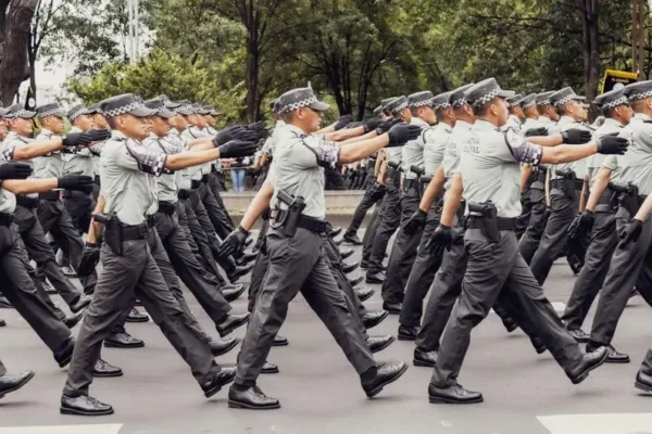 Jak zostać policjantem? Przewodnik po etapach rekrutacji i zarobkach