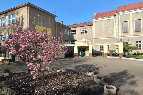 Policjant uczył dzieci z Kluczborka, jak bezpiecznie dotrzeć do szkoły