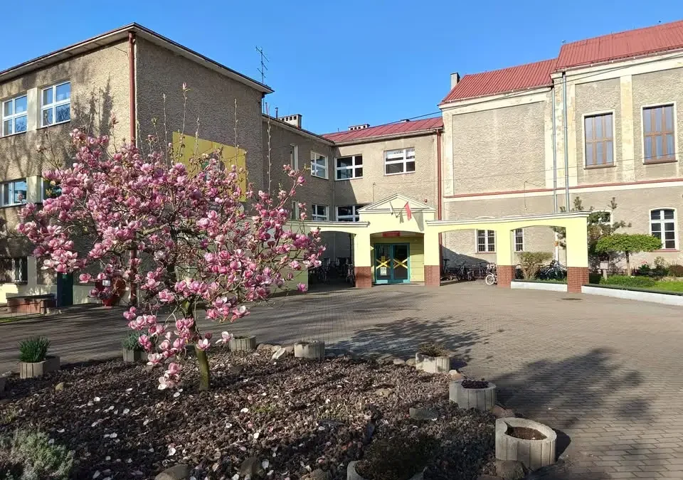Policjant uczył dzieci z Kluczborka, jak bezpiecznie dotrzeć do szkoły