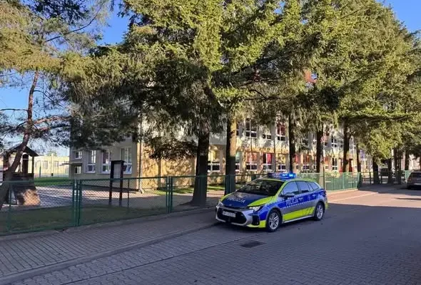 Bezpieczny powrót do szkoły: Policja i Straż Miejska w Kluczborku czuwają nad uczniami