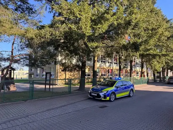 Bezpieczny powrót do szkoły: Policja i Straż Miejska w Kluczborku czuwają nad uczniami