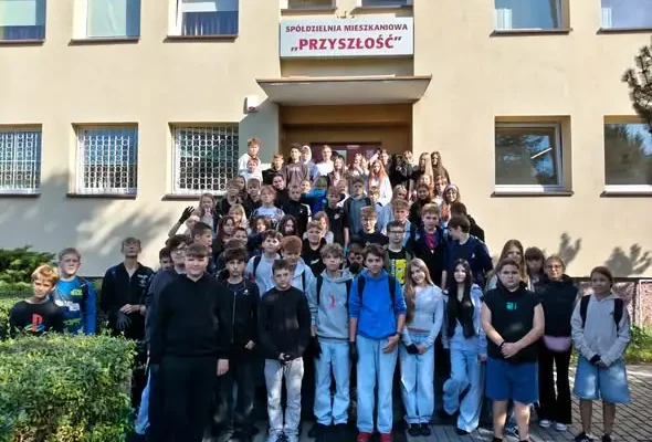 Uczniowie z Kluczborka posprzątali okolicę z okazji Światowego Dnia Sprzątania Świata