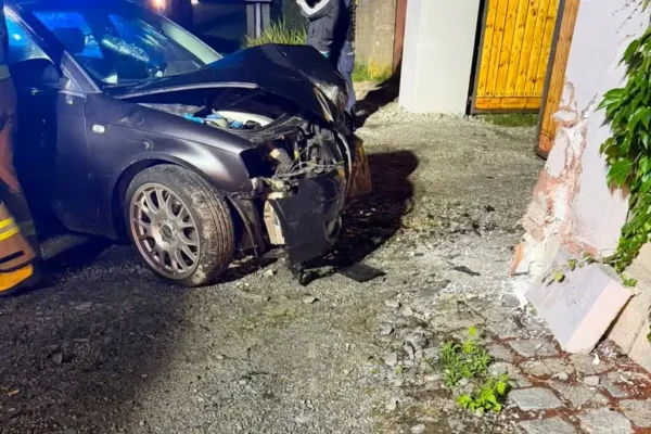 Audi uderzyło w dom w Smardach Dolnych. Kierowca uciekł z miejsca zdarzenia