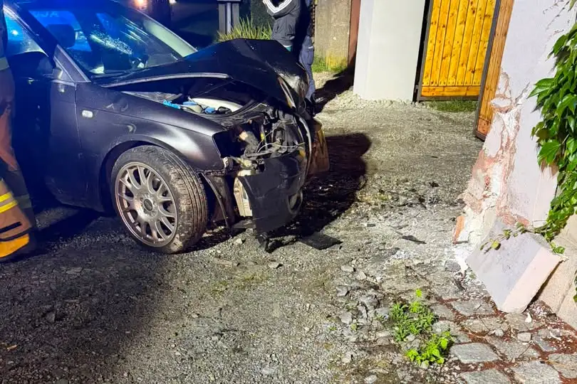 Audi uderzyło w dom w Smardach Dolnych. Kierowca uciekł z miejsca zdarzenia