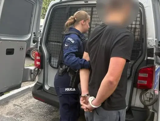 Dwóch poszukiwanych zatrzymanych przez policję – jeden na posesji, drugi w trakcie patrolu