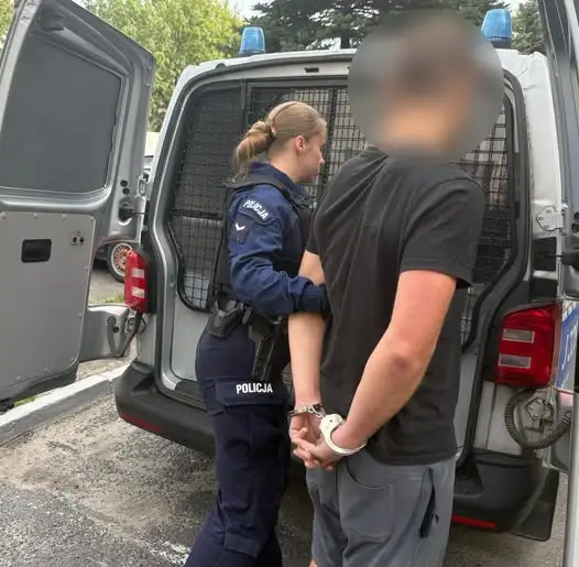 Dwóch poszukiwanych zatrzymanych przez policję – jeden na posesji, drugi w trakcie patrolu