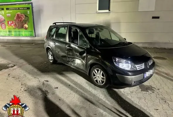 Kolizja w Byczynie: BMW uderzyło w znak i drzewo, uszkadzając zaparkowane auto