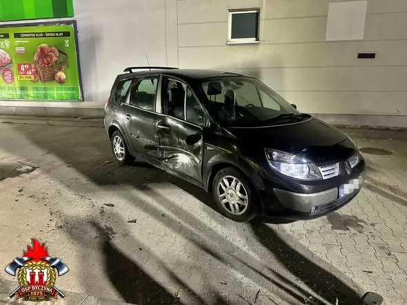 Kolizja w Byczynie: BMW uderzyło w znak i drzewo, uszkadzając zaparkowane auto