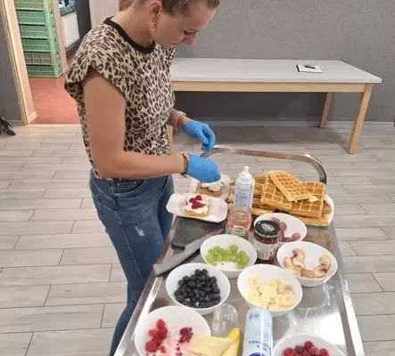 Seniorzy z Gminy Wołczyn świętowali przy grillu i wręczyli wyjątkowy prezent
