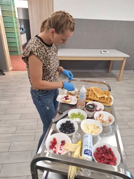 Seniorzy z Gminy Wołczyn świętowali przy grillu i wręczyli wyjątkowy prezent
