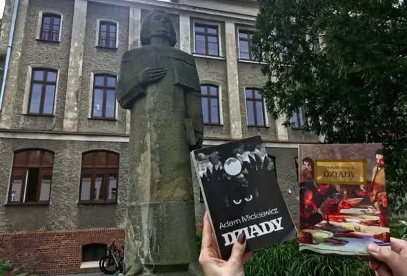 Narodowe Czytanie 2026 w Kluczborku: uczniowie interpretowali „Dziady” Mickiewicza
