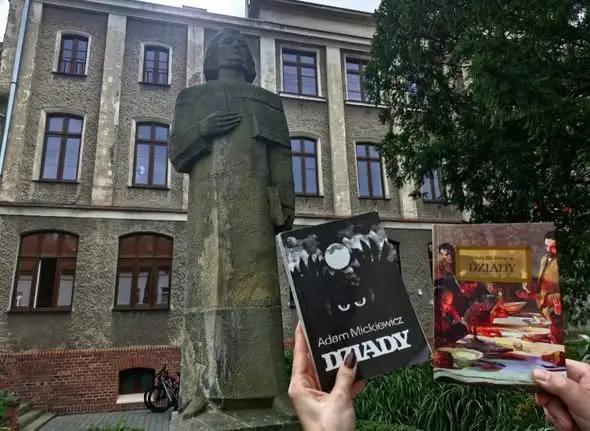 Narodowe Czytanie 2026 w Kluczborku: uczniowie interpretowali „Dziady” Mickiewicza