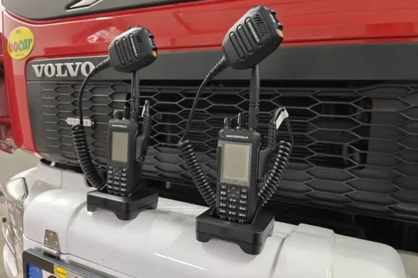 Nowe radiotelefony dla OSP Byczyna. Sprzęt trafił do druhów dzięki dotacji KSRG