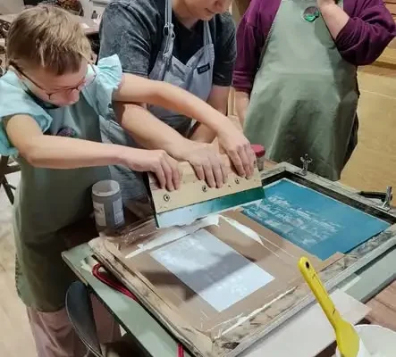 Warsztaty ceramiczne w Lasowicach Wielkich – dzieci tworzyły własne wzory i worki