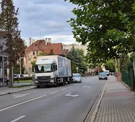 Kolizja ciężarówki z autem osobowym na ul. Waryńskiego w Kluczborku