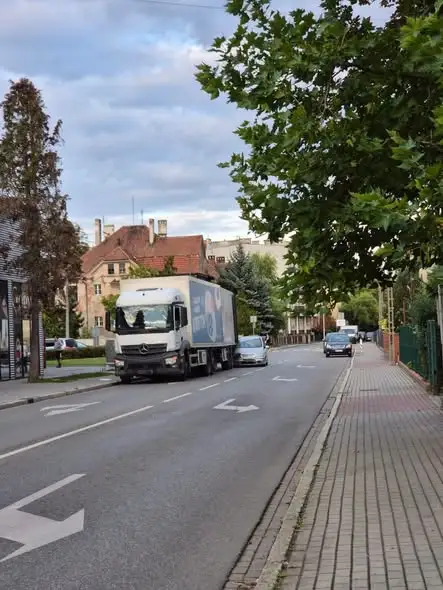 Kolizja ciężarówki z autem osobowym na ul. Waryńskiego w Kluczborku