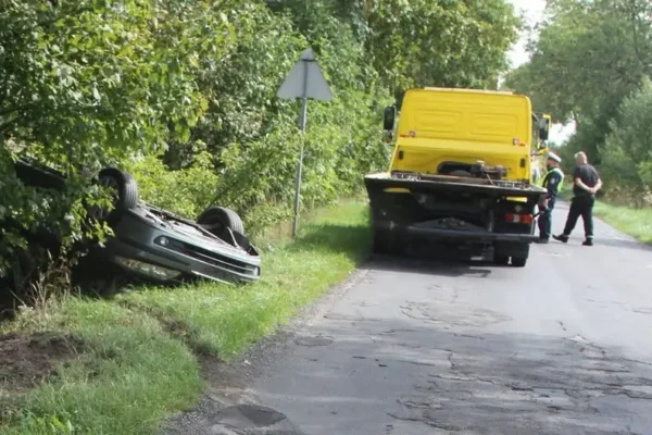Dachowanie Renault pod Kluczborkiem. Kierowca miał prawie 2,5 promila i nie miał prawa jazdy