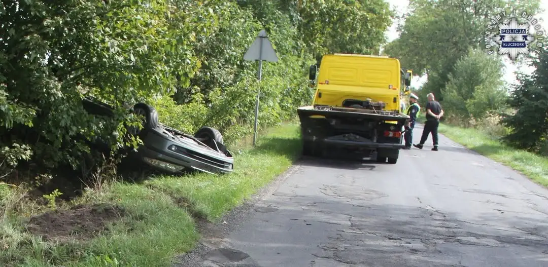 Dachowanie Renault pod Kluczborkiem. Kierowca miał prawie 2,5 promila i nie miał prawa jazdy