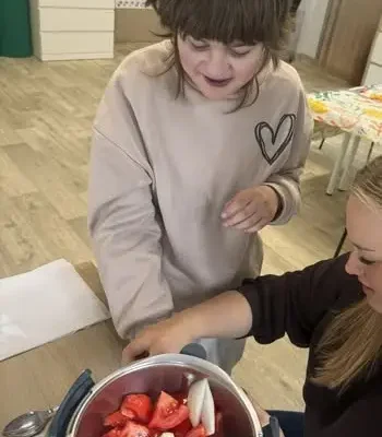Dzieci z grupy III ET stworzyły ketchup z dyni podczas zajęć