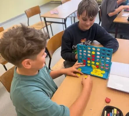 Dzień Kropki w klasie 4b – kreatywna lekcja wychowawcza w PSP 5 w Kluczborku