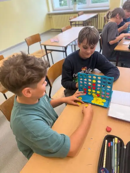 Dzień Kropki w klasie 4b – kreatywna lekcja wychowawcza w PSP 5 w Kluczborku