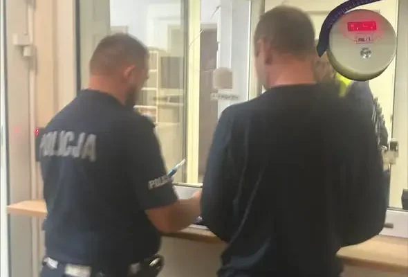 Dachowanie na trasie Unieszów–Smardy. Dwóch pijanych mężczyzn, żaden nie przyznaje się do kierowania