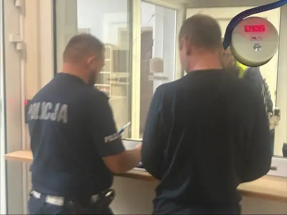 Dachowanie na trasie Unieszów–Smardy. Dwóch pijanych mężczyzn, żaden nie przyznaje się do kierowania