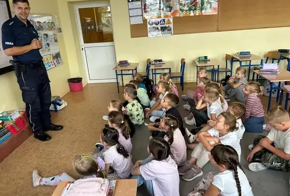 Kluczbork: Dzielnicowy uczył najmłodszych bezpieczeństwa w drodze do szkoły