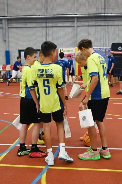 Uczniowie z Kluczborka na podium turnieju koszykówki 3×3