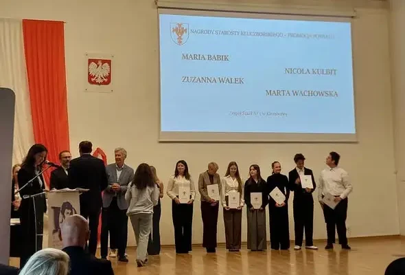 Uczniowie z powiatu kluczborskiego nagrodzeni przez starostę