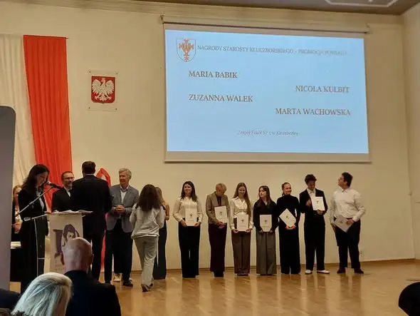 Uczniowie z powiatu kluczborskiego nagrodzeni przez starostę