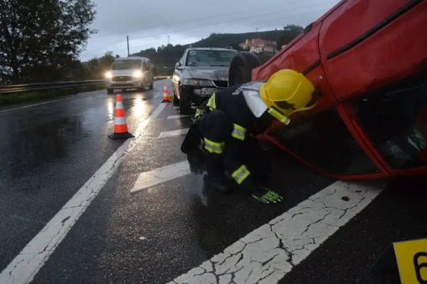 Pijany kierowca bez prawa jazdy dachował pod Kluczborkiem. Obaj mężczyźni mieli po kilka promili