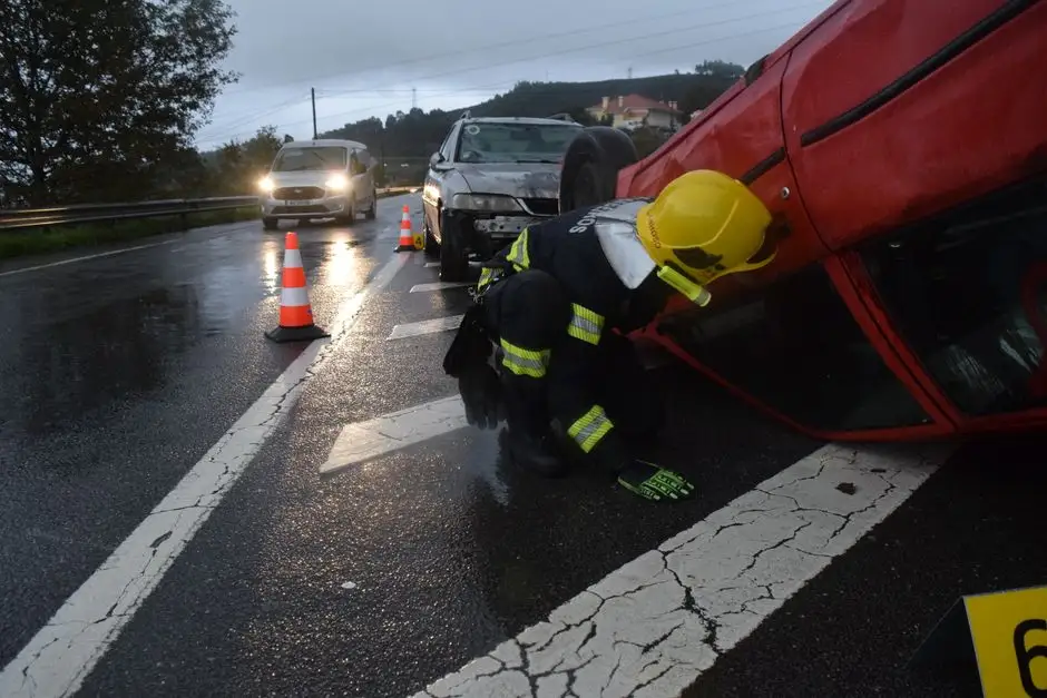 Pijany kierowca bez prawa jazdy dachował pod Kluczborkiem. Obaj mężczyźni mieli po kilka promili