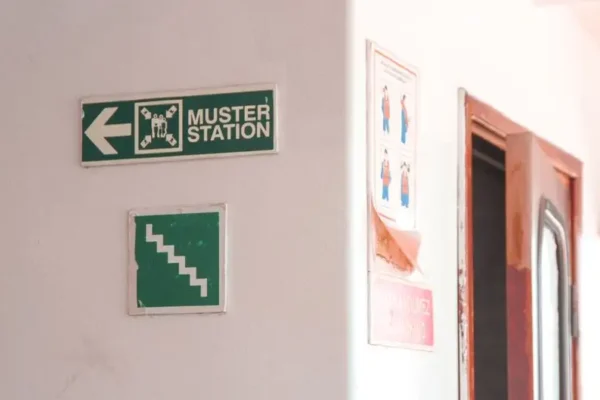 MSWiA publikuje instrukcję na wypadek ataku z powietrza – sprawdź, jak się zachować
