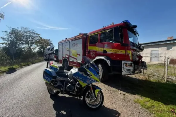 Wypadek z udziałem motocyklisty w Brzezinkach – droga zablokowana
