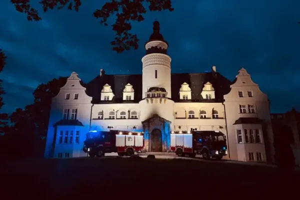 Strażacy z OSP Byczyna pozowali w pałacowej scenerii