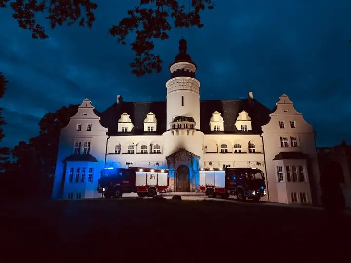 Strażacy z OSP Byczyna pozowali w pałacowej scenerii