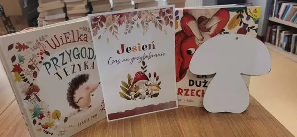 Jesienne warsztaty w bibliotece: podopieczni DPS Gierałcice tworzyli grzybki z plasteliny
