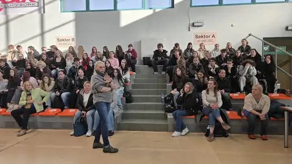 Kluczborscy uczniowie uczyli się, jak rozpoznawać zagrożenia – akcja „TU I TERAZ”